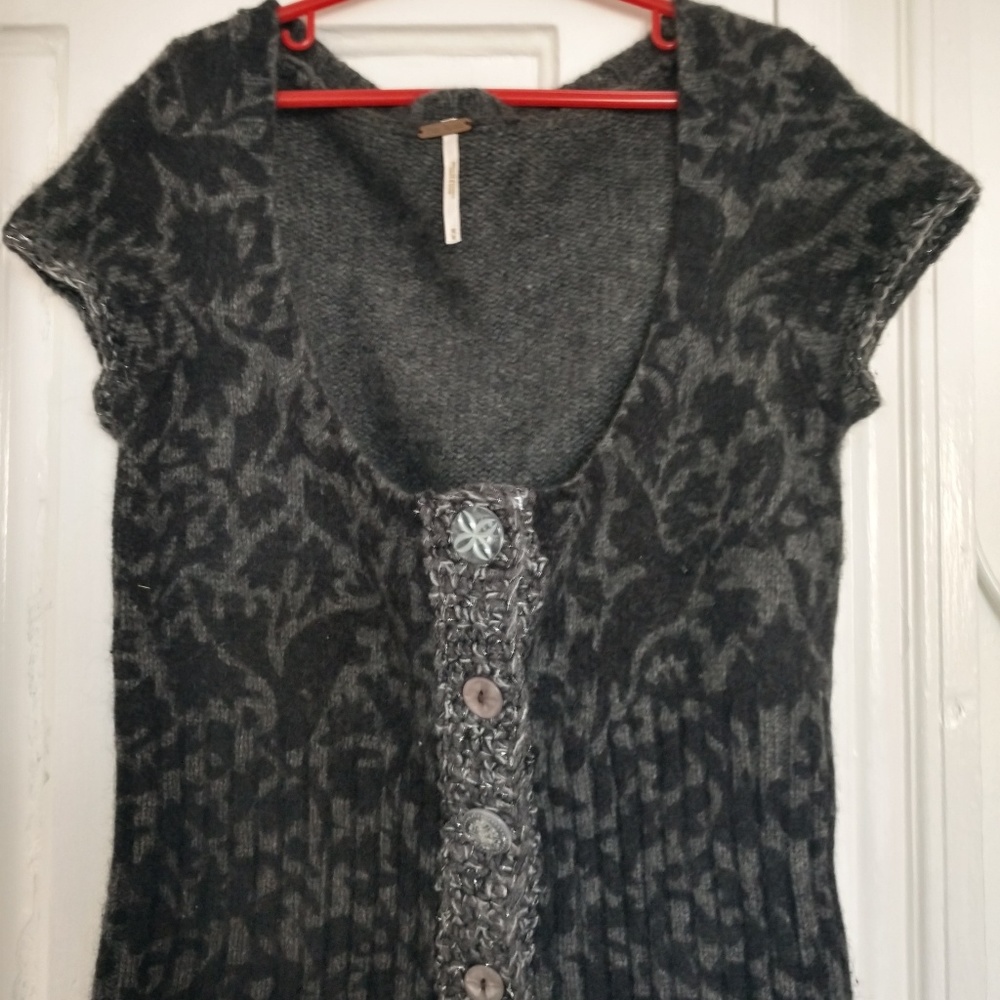 Short sleeve black/grey sweater